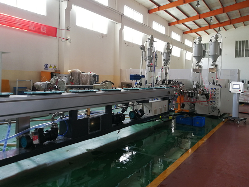 Высокоскоростная линия для производства пятислойных труб с барьером для кислорода